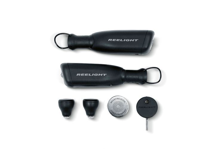 Red Dot Produktdesign 2018: Die batterielose Fahrradbeleuchtung CIO von Reelight, Dänemark ist eine batterielose Fahrradbeleuchtung, die den heutigen Anforderungen im Straßenverkehr gerecht wird. Sie ist in das zum Patent angemeldete Montagesystem ReeMount integriert, sodass sie sich schnell und unkompliziert am Fahrrad anbringen lässt. Der aus beschichtetem Edelstahl hergestellte starke Draht im System minimiert das Risiko von Bruch oder Diebstahl. Hält der Fahrer an, liefert das ReePower-Back-up-System automatisch Strom und schützt ihn zwei Minuten lang, ehe es sich ausschaltet. Begründung der Jury: Das Beleuchtungssystem für Fahrräder Cio punktet durch den hohen praktischen Nutzwert sowie seine durchdachte Technik als mobiles, zeitgemäßes Leuchtmittel.  (Bild: Red Dot/Reelight)