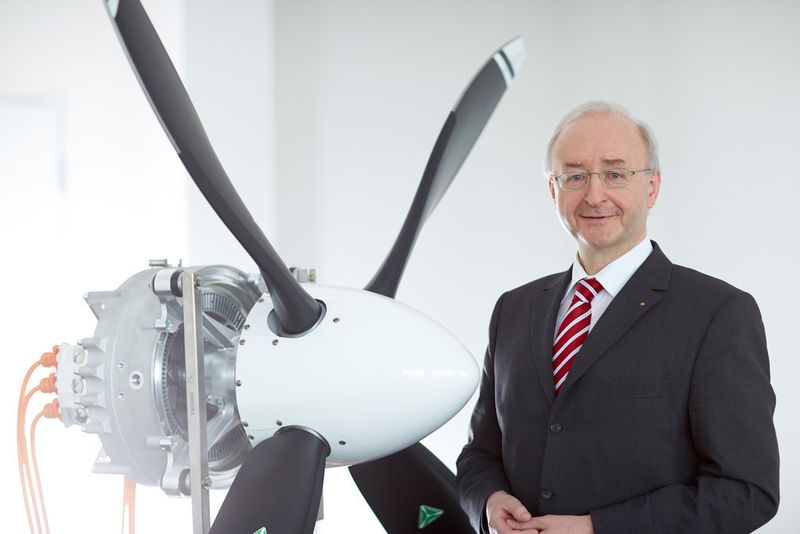 Die Rekord-Leistung gibt der neue Motor bereits bei einer Drehzahl von nur 2500 Umdrehungen pro Minute ab und kann somit einen Propeller direkt, ganz ohne Getriebe, antreiben. Damit seien seriell-hybride Elektroflugzeuge mit vier oder mehr Sitzen möglich, sagt Dr. Frank Anton, Leiter E-Aircraft bei der zentralen Siemens-Forschung Corporate Technology. (Bild: Siemens)