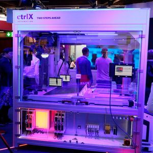 Im Zentrum bei Bosch Rexroth stand die neue Automatisierungsplattform Ctrl X, die eine völlig offene Softwarearchitektur mit einer neu entwickelten Hardware verbindet und die die Grenzen zwischen Maschinensteuerung, IT und IoT aufheben will. 