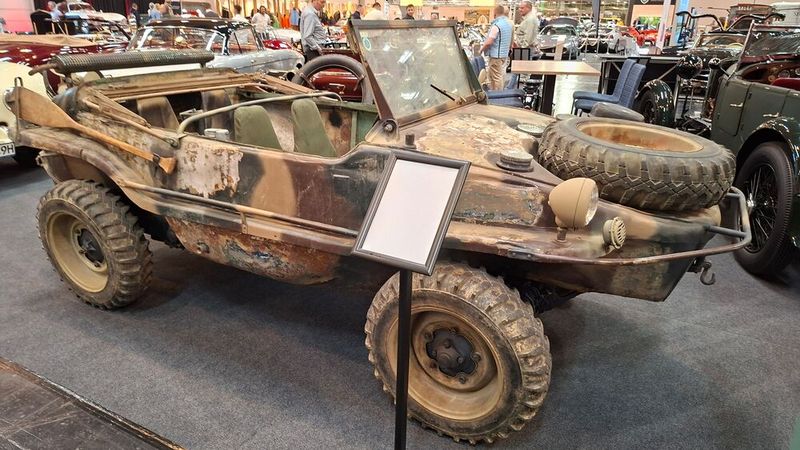 Ebenfalls mit Allrad ausgestattet ist dieser Schwimmwagen, mit den Adolfs Truppen einst ins Gefecht zogen. Obwohl auch schwimmfähig, schätzte die Truppe vor allem die bessere Geländegängigkeit gegenüber dem Kübelwagen. (Bild: Dominsky – VCG)
