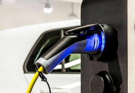 Freude für Elektroautokäufer! Denn der Staat greift wieder mal ein und belohnt rückwirkend zum 1. Januar 2026 den Kauf von Elektrofahrzeugen mit einer Prämie. Wer wievel bekommt, richtet sich nach dem maximalen Jahresgehalt und der Zahl der Kinder ...(Bild:  Strombolide)