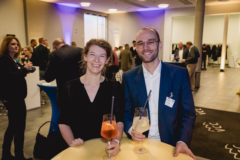 Zwischen Wasserstoffpionieren und Pumpenprofis entstehen beim Dinner wegweisende Projektideen. (Bild: Stefan Bausewein)