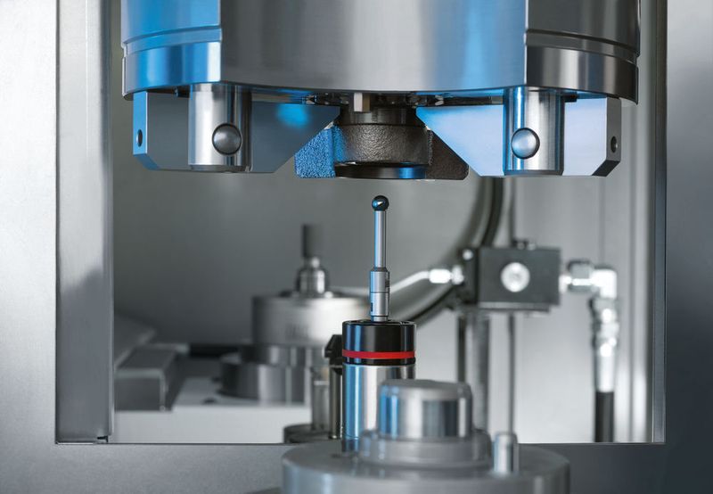 Der integrierte Messtaster kann jederzeit die Bearbeitungsqualität prüfen. (Bild: Emag)