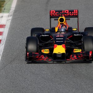 Bei Rennen spielt die Aerodynamik eine entscheidende Rolle für das Leistungsverhalten der Fahrzeuge auf der Strecke.