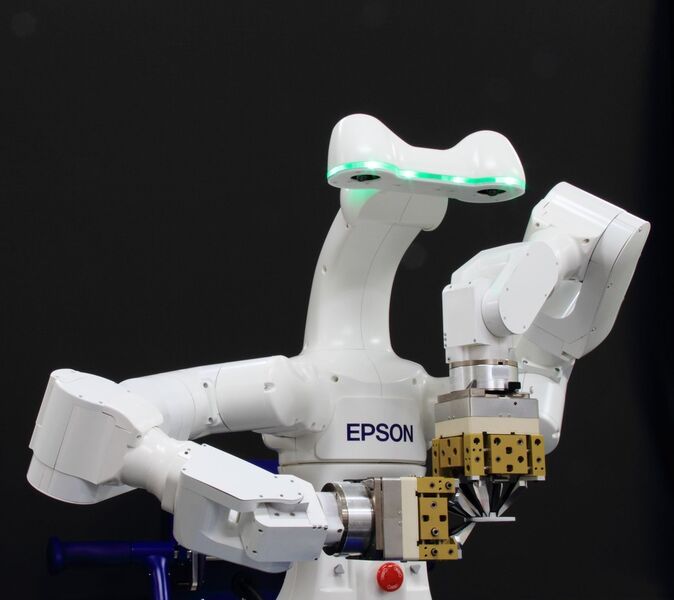 Der neue Epson-Doppelarmroboter für die Produktionsstäte der Zukunft: Dank innovativer Greifertechnologie ist die Maschine fähig, übliche Werkzeuge zu nutzen. (Bild: Epson)