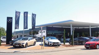 Die Auto-Ebert-Gruppe hat in Bensheim ihren generalsanierten Mercedes-Betrieb neu eröffnet. (Bild: Grimm – VCG)