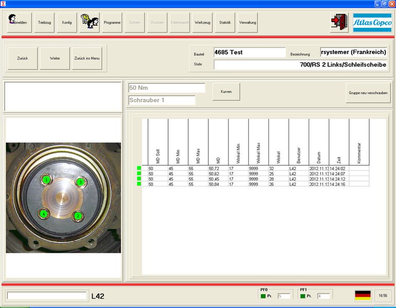 Ein wesentlicher Vorteil der Tool-Station ist die integrierte Werkerführung. Sie zeigt die Anzugsreihenfolge (siehe nächsten Screenshot 1, Beispiel Lagerdeckel) sowie den Arbeitsfortschritt leicht erkennbar an (siehe übernächsten Screenshot 2: vollendeter Arbeitsschritt an den vier Schrauben der Schleifscheibe). Gespeichert werden zudem die konkreten Anzugswerte. Um eine eindeutige Zuordnung zu erhalten, gibt der Mitarbeiter zuvor Zug- und Wagennummer sowie die jeweilige Achse und Zug-Seite an. Alle Werte werden auf einem Server gespeichert und ausgedruckt zur Dokumentation abgelegt. (Bild: Deutsche Bahn)