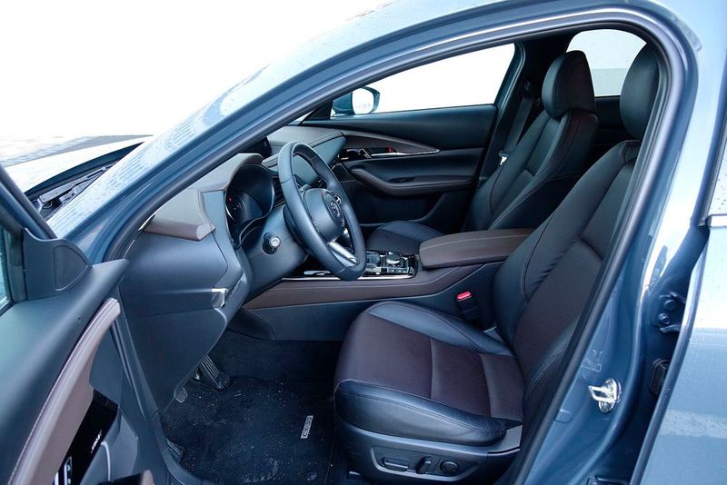 Der Testwagen war mit gut stützenden, lederbezogenen Sportsitzen ausgestattet. (Bild: Rosenow/»kfz-betrieb«)