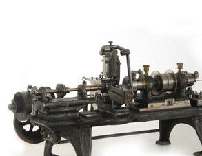 Image d'archive du Musée du tour automatique et d'histoire de Moutier - Tour à poupée mobile de marque Junker, équipé de trois outils dont deux sur bascule, serrage par chiens, perceur avec avance sensitive et came cloche avec débourage. (Image: Collection du Musée du tour automatique de Moutier)