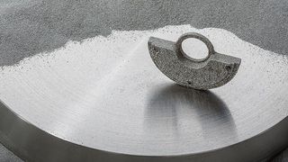 So unscheinbar er aussieht, so wichtig ist der Werkstoff. Denn seine Eigenschaften bestimmen die Qualität des additiv gefertigten Bauteils mit. (© Wolfgang Hartmann)