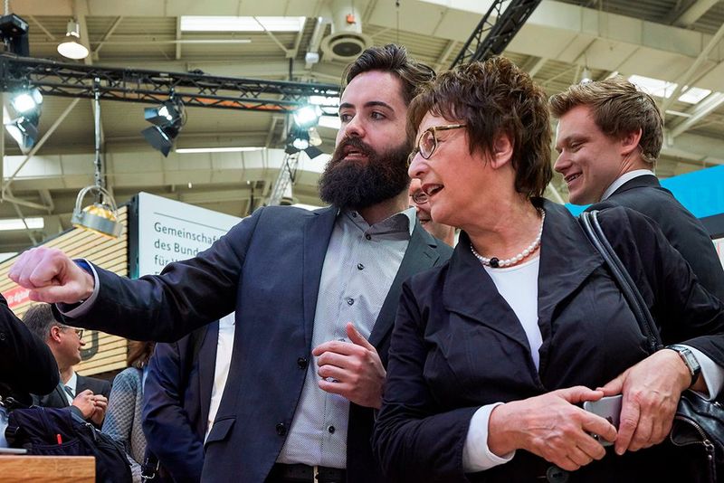 Kinemic bietet neuartige Interaktionslösungen für industrielle Anwendungen und Prozesse mit einer Software zur Gestensteuerung. benutzt werden Wearables um die Bedienung von PCs, Terminals, Smart Glasses und Smart Watches zu vereinfachen. So sind Anwendungen und  Prozessen sicherer, komfortabler und effizienter zu bedienen - auch mit Handschuhen. Die Interaktionslösungen können in der Qualitätskontrolle, in Wartung und Instandsetzung, in Reinräumen, bei Montageaufgaben und in der Logistik zum Einsatz kommen.    https://www.kinemic.de/index.html (Bild: Kinemic)