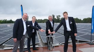 Die PV-Anlage auf dem Dach der Nagel Group wird symbolisch gestartet (v.l.): Sven Budde (Projektleiter Nagel), Björn Heinermann (Niederlassungleiter Bochum), Andreas Pinkwart (NRW-Wirtschaftsminister) und Björn Schniederkötter (COO der Nagel-Group).   (Nagel)