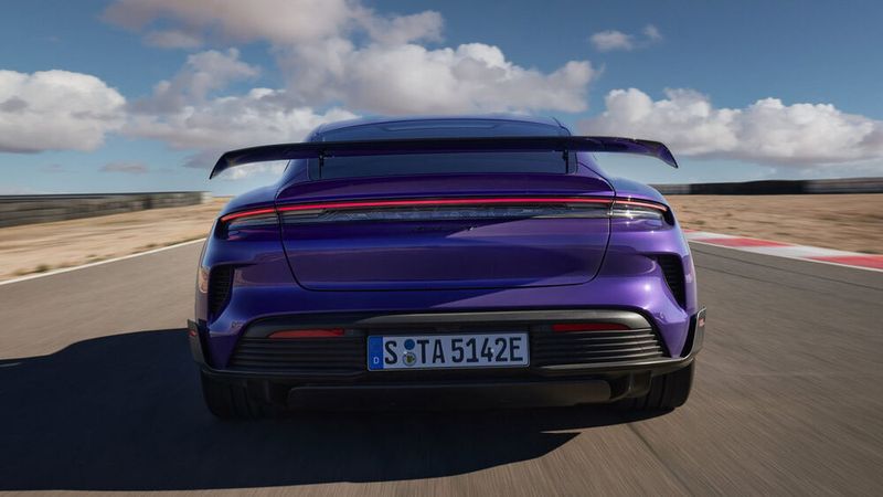 Bis zu 815 kW/1.108 PS Peak-Leistung mobilisiert der neue Überflieger. (Bild: Porsche)