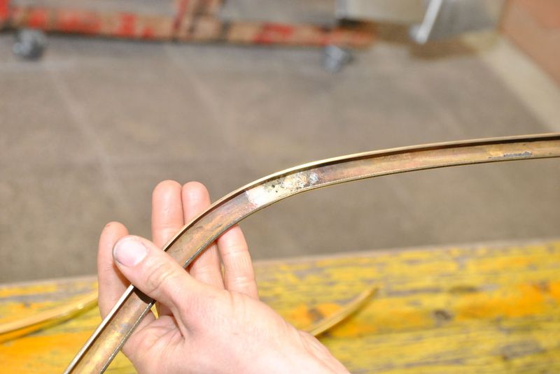 Kann kein Polierer/Verchromer der Welt: Defekte Stellen wie z. B. Knicke oder Brüche wieder „heile“ machen. (Bild: Dominsky/»Fahrzeug+Karosserie«)