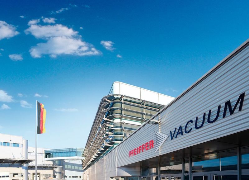 In der Prozessindustrie ist die Vakuumtechnik für viele Anwendungen unverzichtbar. Gefragt sind hier vor allem kundenspezifische Lösungen – ein Fall für die Spezialisten von Pfeiffer Vacuum, die auf eine bald 130-jährige Expertise in Vakuumtechnik zurückgreifen können. (Pfeiffer Vacuum)