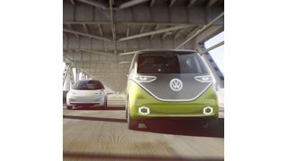 Die Studie I.D. Buzz von Volkswagen (rechts im Bild) könnte mithilfe des Projekts „gläserner Prototyp“ in wenigen Jahren zur Serienreife heranwachsen. (VW)