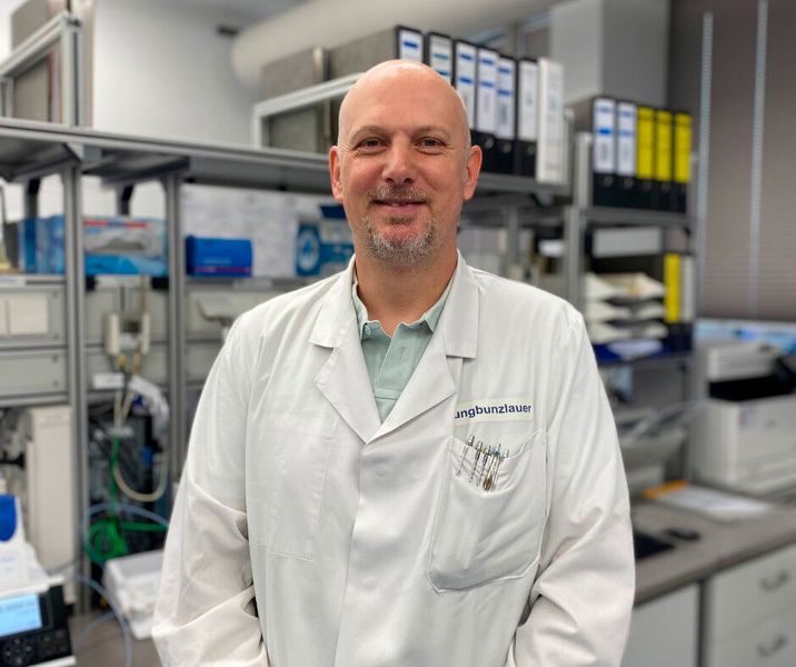 Dr. Jochen Jung, Leiter der Qualitätskontrolle bei Jungbunzlauer Ladenburg, schätzt am neuen System, dass er jederzeit auf historische Daten zugreifen kann. (Bild: Jungbunzlauer Ladenburg / Oliver Oettli)