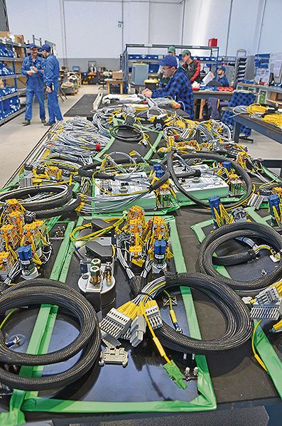 Die elektrischen Arbeiten an einem Zug, wie hier bei Newag, benötigen noch viel Handarbeit – und einen guten Überblick.   (Jablonski)