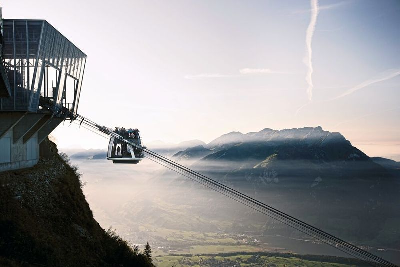Die Cabrio-Bahn am Stanserhorn ist nach wie vor weltweit die einzige Bahn ihrer Art. (Bild: Stanserhorn-Bahn)