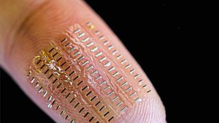 Eine Anordnung von 90 flexiblen und implantierbaren sogenannten Nano-Biosupercapacitors (nBFCs). Diese ermöglichen den autarken Betrieb von Mikrosensorik für den Einsatz unter anderem im Blut. (Forschungsgruppe Prof. Dr. Oliver G. Schmidt )