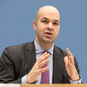 Der Präsident des Deutschen Instituts für Wirtschaftsforschung (DIW), Marcel Fratzscher, bezeichnete in der „Augsburger Allgemeinen“ die Warnungen der Industrie vor einer möglichen Deindustrialisierung als „Schreckgespenst, das aufgebaut wird, um der Politik Geld aus den Rippen zu leiern“. Er sehe ein Risiko, dass energieintensive Unternehmen pleitegehen oder abwandern könnten. „Es wäre wahrscheinlich auch ohne Energiepreis-Schock unvermeidbar gewesen. Denn Deutschland hat bisher noch nie einen Kostenvorteil bei Energie gehabt. Ich bin sehr optimistisch, dass unsere Industrie diesen Schock gut wegstecken kann.“(Bild:  Florian Schuh)
