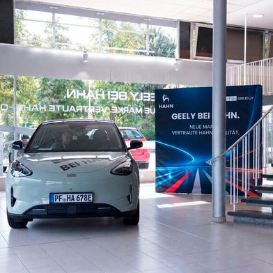 Die Hahn-Gruppe feierte in ihrem neuen Pforzheimer Showroom die Premiere des Geely-Kleinwagens E2. (Bild: Hahn)