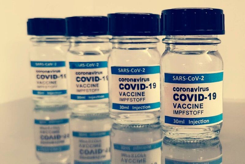 Vials mit Covid-19-Impfstoff (gemeinfrei)