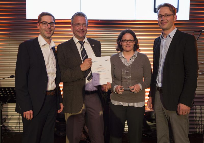 Den Gewinnern in der Kategorie „Best Prototype / New Product“ überreichte Jury-Mitglied Dr. Martin Krebs (2.v.l.) ihren Preis: Johannes Schad, Katrin Riethus und Bernhard Herold (v.l., alle PolyIC). (Bild: Messe München/Thomas Koy)