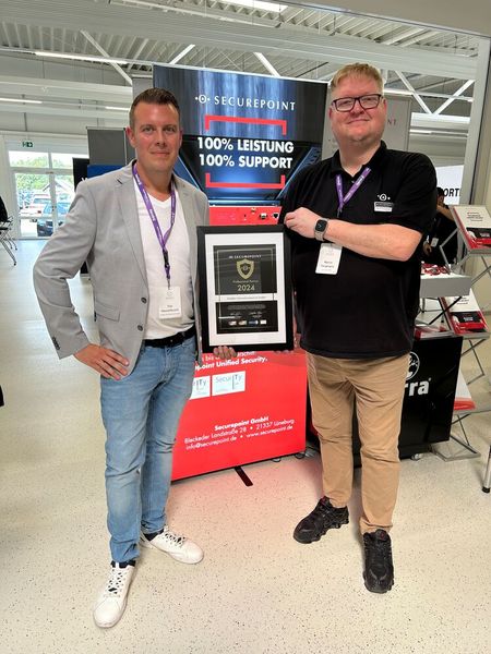 Marco Fangmann (Securepoint) übergab an Tim Hasselbusch (Schäfer Informationstechnik GmbH) den höchsten Titel des Professional Partner 2024 von Securepoint. (Bild: Vogel IT-Medien)