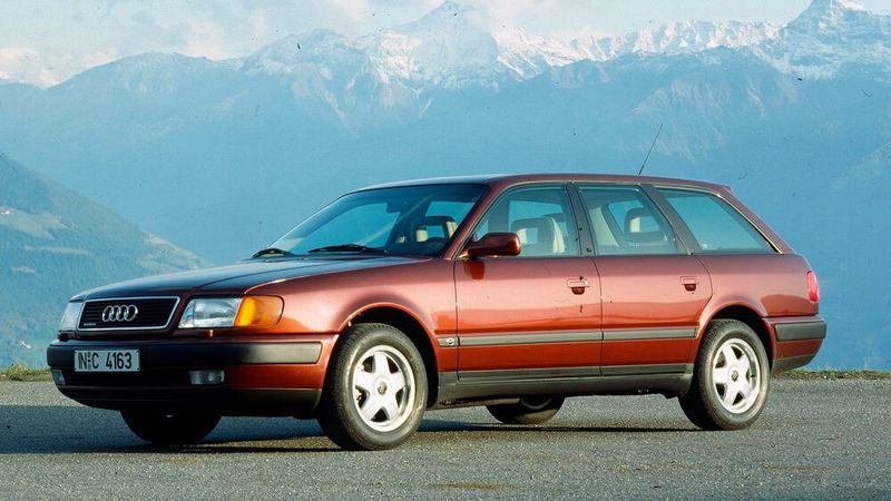 Den neuen Audi 100 (C4) schützen die Ingolstädter mit verzinkten Blechen gegen, Korrosionsschäden. Der von 1990 bis Mitte 1994 hergestellte Wagen war die vierte und letzte Baureihe des Audi 100. Im Gegensatz zum progressiven Design des Vorgängers setzte man eher auf eine evolutionäre Designsprache. Erstmalig waren neben den bekannten Fünfzylindern nun V6-Aggregate verfügbar, im S4 auch ein V8 mit 4,2 Liter Hubraum. Insgesamt wurden 493.202 Fahrzeuge gebaut (Limousine: 381.836 Stück,  Avant: 111.366 Stück). (Bild: Audi AG)