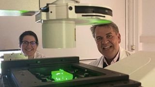 Der Marburger Zellforscher Sven Bogdan und Doktorandin Franziska Lehne nutzten hochauflösende Methoden der Fluoreszenzmikroskopie, um den Wundverschluss in der Haut der Fruchtfliege zu studieren.  (Marvin Rötte)