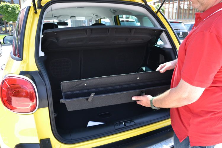 Ein Extra-Fach im Kofferraum bietet sich beispielsweise an, um einen Schirm zu verstauen. (Foto: Mauritz)