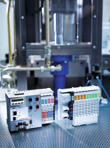 Mit modular zuschaltbaren I/O-Modulen kann die Zahl der hydraulischen Antriebe in zentralen Konzepten in Viererschritten erfasst werden. Das Modul übernimmt die Positions- und Druckerfassung sowie die Ansteuerung der Stetigventile und erfüllt alle hydraulikspezifischen Anforderungen wie Kurzschluss- und Überlastfähigkeit.  (Bild: Bosch Rexroth)