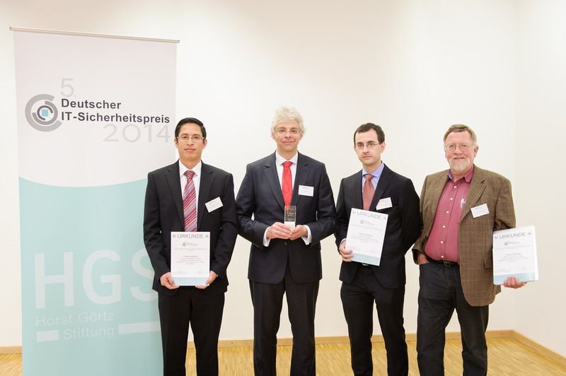 Ebenfalls den dritten Platz belegten (v. l.) Dr. Aubrey-Derrick Schmidt, Dr. Christoph Peylo, Adam Lackorzynksi, Prof. Dr. Hermann Härtig und Matthias Broll (nicht anwesend) mit ihrem Konzept gegen Datenklau auf mobilen Geräten. (Bild: Daniel Sadrowski)