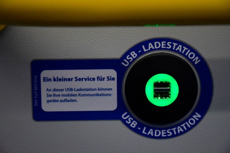 Strom im Überfluss: Die Passagiere können sogar ihre mobilen Endgeräte kostenlos aufladen. (Holz / »kfz-betrieb«)