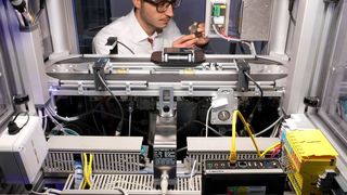 Die Smart-Factory-KL-Industrie 4.0-Anlage macht es vor: Das Edge Device (unten rechts) liest die verschiedenen Zustandsdaten, die der Sensor (Mitte) erfasst, aus der Waage aus, und fasst sie zu einer Zustandsmeldung via OPC UA an die Cloud zusammen. (SmartFactoryKL/A. Sell)