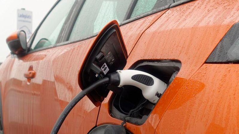 Wenn E-Autos liegenbleiben oder einen Unfall hatten, gibt es Handlungsempfehlungen, die unter anderem der VDA erarbeitet hat. (Bild:  frei lizenziert /  Pixabay)