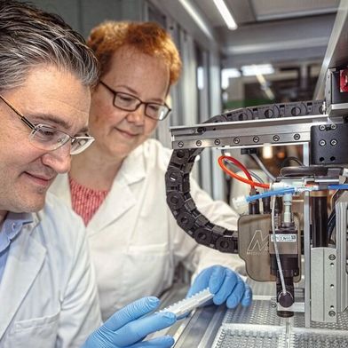 FZMB-Mitarbeiter Alexander Mücke und Katrin Frankenfeld kontrollieren die Produktion von Tests zum Nachweis des Erregers. (Bild: FZMB)