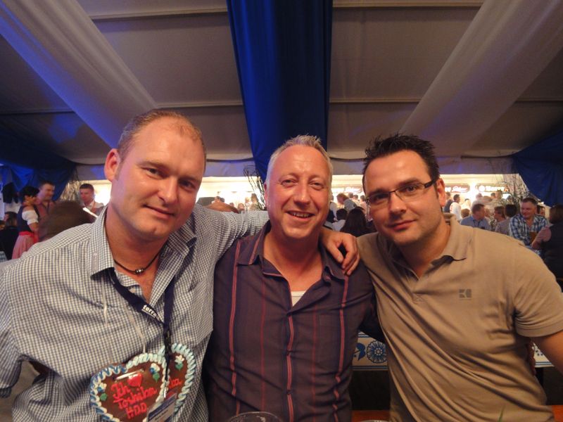 (v.l.) Thore Peters und Frank Voss, AG Neovo, mit Gernot Sonnek, ActionIT (Archiv: Vogel Business Media)