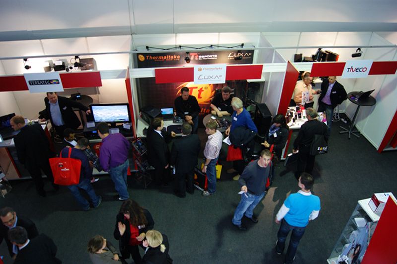 Auch gegen Mittag flaute der Besucherstrom nicht ab: hier die Stände von Terratec, Thermaltake und Tiveco. (Archiv: Vogel Business Media)