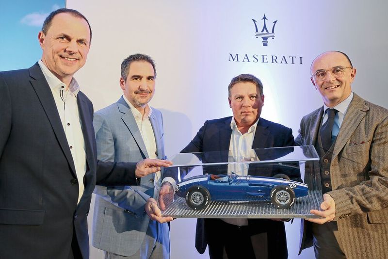 Am Ende noch ein Geschenk für den Chef: Christian Scherer (2.v.li.) mit dem Modell eines Maserati-Klassikers. (Bild: Scherer-Gruppe)