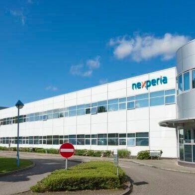 Der chinesische Chiphersteller Nexperia, der in Nimwegen den europäischen Standort hat, wurde vom Gericht in Amsterdam dazu verdonnert, weiterhin kontrolliert zu werden. Das schmeckt Peking nicht. Das Dumme: Die Chips sind für Europas Autohersteller bekanntlich sehr wichtig ... (Bild: Nexperia)