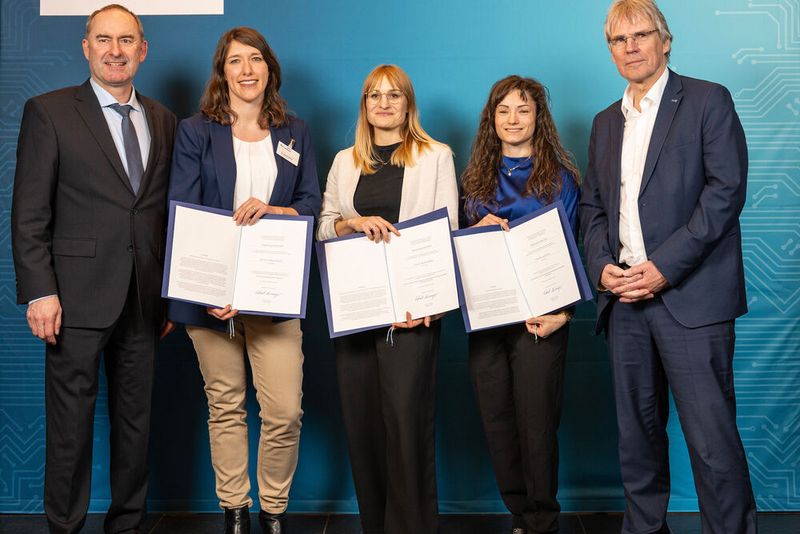 Hubert Aiwanger (links), Prof. Dr.-Ing. Holger Hanselka (rechts) und die Preisträgerinnen des Hugo-Geiger-Preises 2024 (v.l.n.r.): Dr. Patricia Erhard, Dr. Kerstin Müller und Dr. Sarah Klein. (Bild: Fraunhofer IVV)
