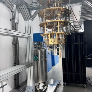 Das ist der erste IQM-Quantencomputer im LRZ, er arbeitet nach wie vor. „Q-Exa“ wurde 2021 mit 20 Qbits installiert. Das System ist seit 2022 aktiv, nur am vergangenen Donnerstag wurde er zu Show-Zwecken von der äußeren Hülle befreit, doch direkt nach den offiziellen Rundgängen wieder in den Kryostaten gepackt, so dass das Herunterkühlen starten konnte. Zum Kühlen kommt unter anderem ein rares Helium 3 zum Einsatz. Das wird in den schwarzen Flaschen im Hintergrund vorgehalten.(Bild:  Vogel IT-Medien GmbH/uo)