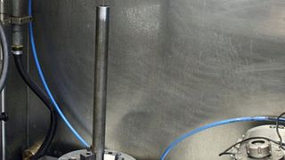 Bild 1: Zum Erodierbohren eingespanntes Werkstück in der Maschine, zu sehen ist allerdings nur ein kleiner Teil des Werkstücks mit einer Länge von über 1000 mm. Bild: IMP (Archiv: Vogel Business Media)