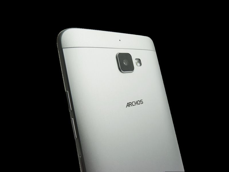 Die Hauptkamera löst Bilder mit bis zu 16 Megapixel auf und verfügt über einen Auto-Focus mit LED-Blitz. (Bild: Archos)