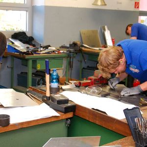 Die Fachrichtung Fahrzeugbau hatte einen Stoßfängerhalter inkl. des Lampenträgers anzufertigen. (Bild:  Wenz -»F+K«)