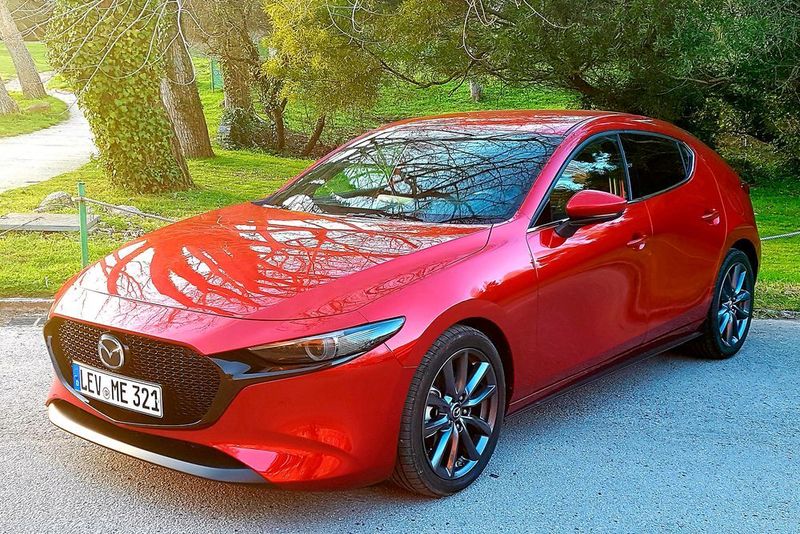 Im Vergleich zum Vorgänger ist das Design des neuen Mazda 3 deutlich reduzierter. (Mauritz/»kfz-betrieb«)