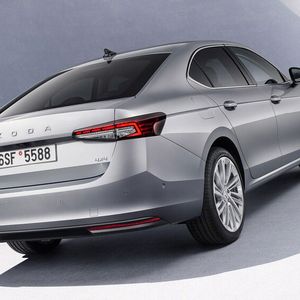 Innen wie außen wächst der Mittelklassewagen deutlich.(Bild:  Skoda)