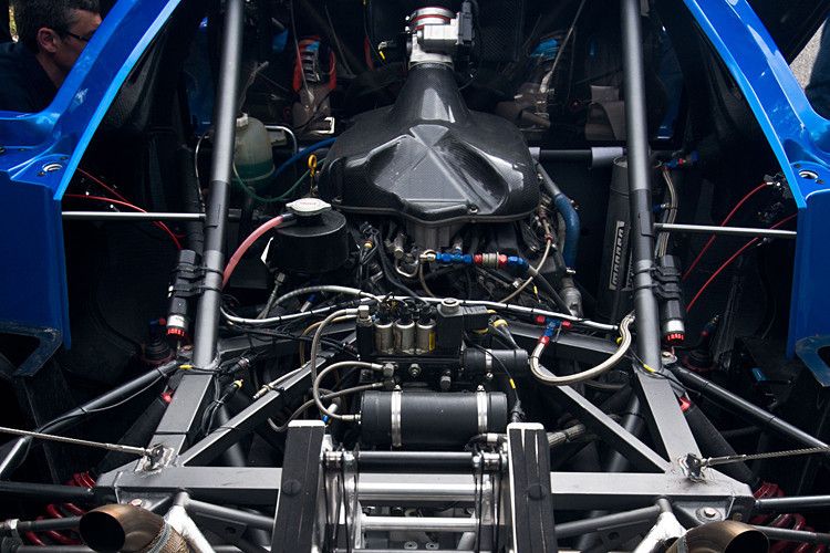 3,5-Liter-V6-Mittelmotor, 294 kW/400 PS – etwas mehr als noch im Jahr 1962. Die spezifische Leistung beträgt 84 kW/114 PS pro Liter Hubraum. Der Saugmotor basiert auf einem Serientriebwerk der Renault-Nissan Allianz. Frischluft bezieht das Aggregat über eine Ansaugöffnung, die in das Dach integriert ist. Der Motor stammt aus dem Cupmodell Mégane Trophy. Die Kraftübertragung erfolgt über ein halbautomatisches, sequenzielles 6-Gang-Getriebe mit Schaltwippe am Lenkrad und Zweischeiben-Kupplung an die Hinterräder. Das Getriebe ist längs hinter dem Motor eingebaut. (Renault)